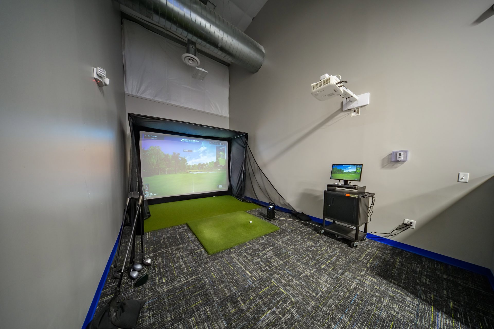 Rockwood Apartments in Newark Delaware golf simulator